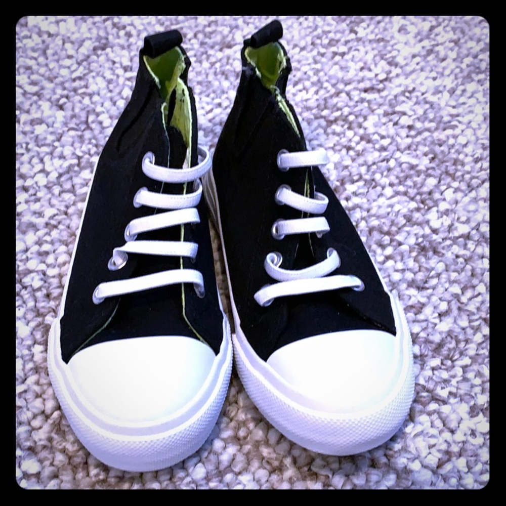NWOT boys size 11 canvas sneakers